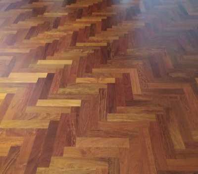 Rilevigatura e verniciatura a pavimento di legno spinato stile italiano classica